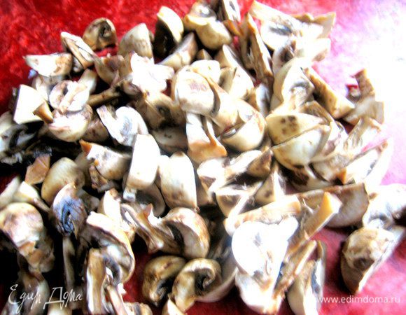 Грибы нарежем на 4-6 частей.