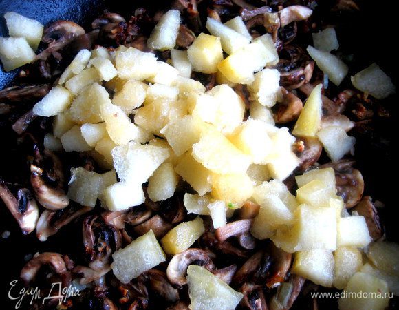Перемешаем с грибами и луком.
