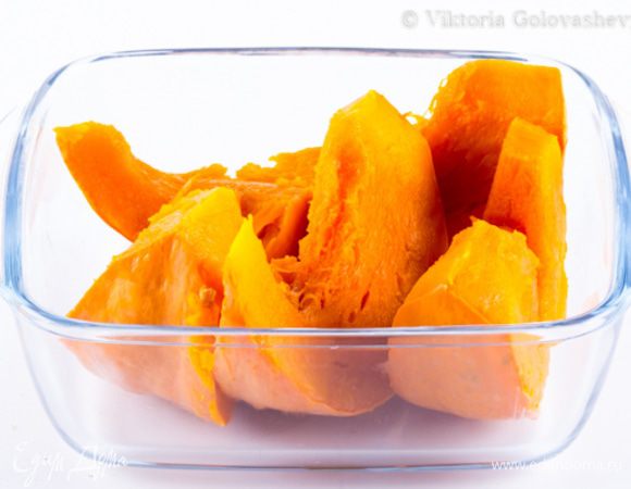 Подготовка:
Тыкву, очистив от сердцевины, но не очищая от шкурки, нарезаем на куски и готовим в пароварке в течении 30 минут. 
Даем тыкве остыть, снимаем мякоть со шкурки и нарезаем на меньшие куски. 
