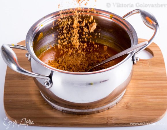 Мармелад из тыквы:
С помощью блендера (или сита) превращаем пропаренную тыкву в пюре. 
Пектин смешать с сахарной пудрой. В сотейник с тыквенным пюре добавить пектин с пудрой, затем глюкозу, хорошо перемешать и варить в течение 5 минут на среднем огне. В конце варки добавить лимонную кислоту и раскрошенное печенье Амаретти. *У меня пектин уже содержит лимонную кислоту, поэтому я дополнительно уже ее не добавляла.
Переложить мармелад в форму диаметром 18см, дать остыть, а затем убрать в морозильную камеру до полного застывания.
