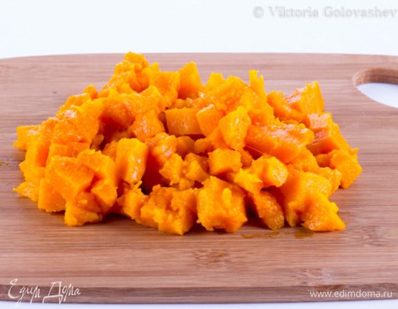 Корж:
Духовку разогреть до 170 С.
Тыкву нарезать на кубики 5х5мм.
