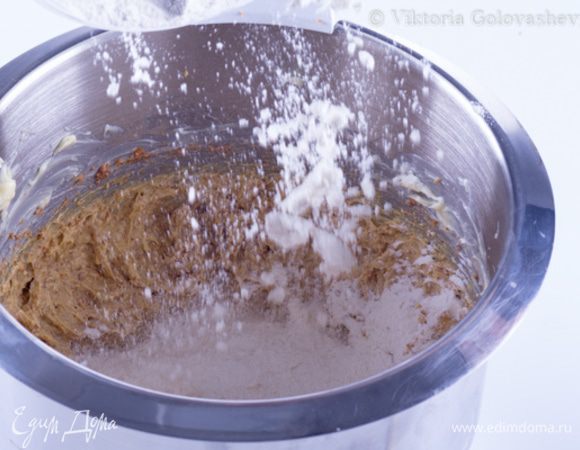 Муку смешать с разрыхлителем и добавить в масляно-желтковую смесь.