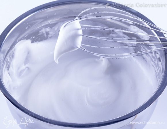 Отдельно взбить белки со щепоткой соли до мягкой пены.
Затем в несколько приемов добавить сахарную пудру продолжая взбивать. Белки должны быть взбиты до консистенции «птичьего клюва», масс должна быть гладкой и блестящей. Сильнее взбивать не следует, так ка тогда их будет труднее вмешать в тесто.
