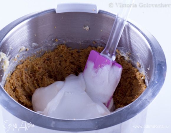 Теперь ввести в несколько приемов белки в тесто перемешивая спатулой сверху вниз. Действовать следует аккуратно, чтобы белки не слишком осели. 