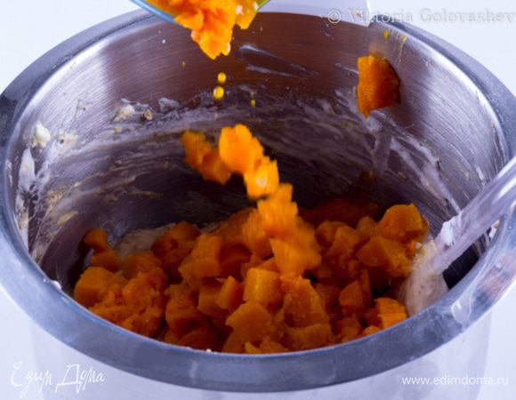 В конце вымешивания добавить нарезанную тыкву.