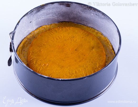 Часть теста выложить в смазанную и припудренную мукой форму диаметром 20см. Слой должен быть примерно 1,5см высотой. Аккуратно выложить на тесто замороженный мармелад.