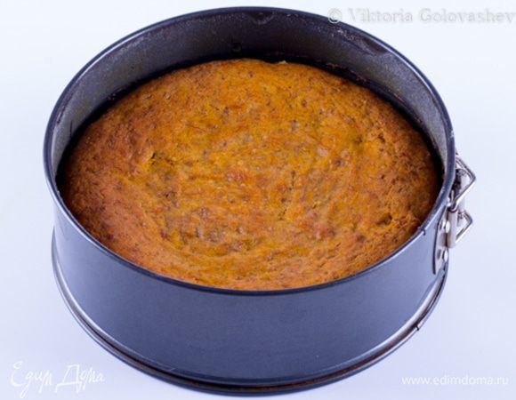 Сверху покрыть все оставшимся тестом, высота которого над мармеладом также должна быть примерно 1,5см.
Выпекать в предварительно разогретой духовке 30-40 минут. Вынуть из духовки корж и дать полностью остыть. Убрать в холодильник до сборки.
