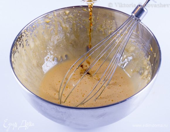 Сабайон на белом шоколаде:
Распустить желатин в 30г воды.
Огнеупорную миску установить на водяную баню, отправить в нее желтки и сахар. Постоянно взбивать до тех пор пока масса увеличится в объеме в несколько раз. Марсалу довести до кипения и влить тонкой струйкой, продолжая постоянно взбивать.
