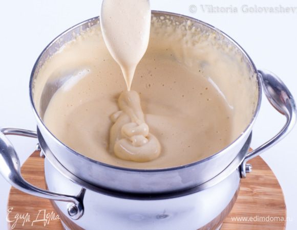 Сабайон должен увеличиться еще в несколько раз, а консистенция его станет такой, когда стекая с ложки он оставляет след, который исчезает не сразу. Снять с водяной бани.