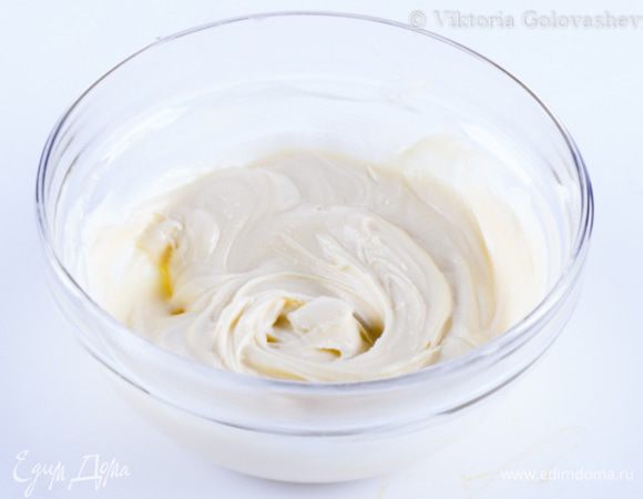 Теперь растопите шоколад и смешайте его с распущенным желатином. Аккуратно введите шоколад в желтковую основу сабайона вмешивая так, чтобы воздушная масса не осела, двигая спатулой сверху вниз. Оставить остывать.