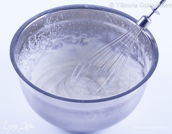 Взбить сливки в мягкую пену.