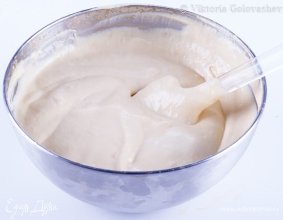 Когда основная масса достигнет температуры 30 С, ввести в нее в несколько приемов сливки.
Немного сабайона отложить для покрытия торта, а основную часть перелить в форму диаметром 18 см и заморозить.
