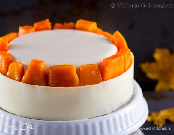 Тыкву порезать на крупные куски.
Замороженный сабайон покрыть нейтральной глазурью или желе для торта. Это делать не обязательно, просто поверхность торта приобретет глянцевый вид.
Аккуратно перенести замороженный и покрытый глазурью сабайон на торт. Вокруг разложить кусочки тыквы и смазать их нейтральной глазурью или растопленным абрикосовым джемом.
Бока торта украшаем шоколадной лентой. Для этого растопить шоколад, нанести его на полиэтиленовую лету длинной равной окружности торта. Дать шоколаду немного схватиться, примерно 5 минут и обернуть лентой торт шоколадной стороной к торту. Убрать в холодильник примерно на 15 минут или пока шоколад полностью не застынет. Аккуратно снять полиэтиленовую ленту.
