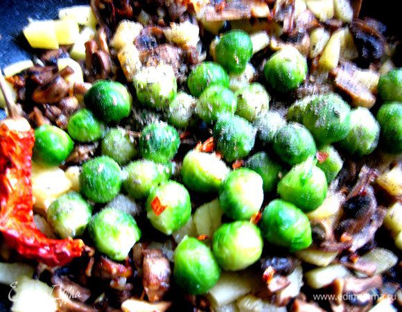 Присыпаем сухим базиликом,солим и крошим немного перца чили. Потушим минут 5 весь состав под крышкой, не доводя до сильной мягкости капусты и тыквы.