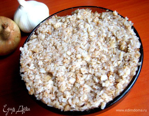 Хотите интересную подачу? Пожалуйста! Утрамбуем всю кашку в пиалочку небольшого размера.