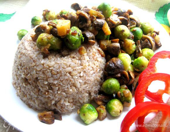 Насыпаем сверху вкуснейшие овощи.