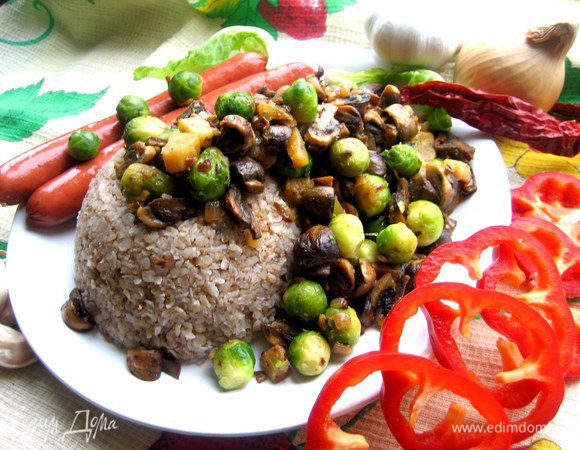 Украшаем кольцами красного перца.