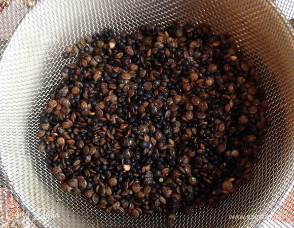 Чечевицу высыпать в сито и хорошо промыть под холодной водой. Сварить в подсоленной воде, согласно инструкции на упаковке.