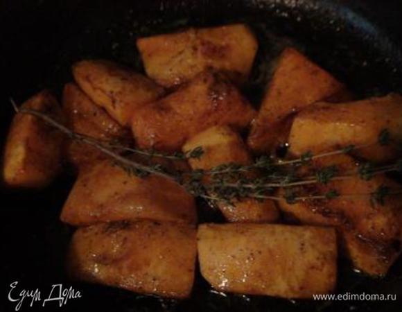 Обжарить тыкву на сливочном масле со всех сторон до золотистой корочки. Посолить (не бойтесь – солите смело), поперчить, добавить тимьян и тушить под крышкой на медленном огне 15 мин.