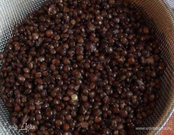 Откинуть чечевицу на сито и дать стечь жидкости.