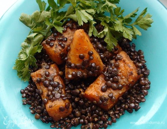 Добавить чечевицу к тыкве, перемешать и прогреть все вместе.