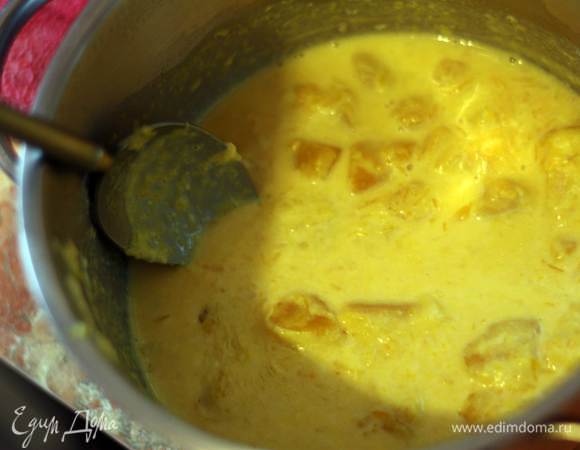 Тыкву порежем на маленькие кусочки, зальем 200 мл молока,натрем цедру апельсина и поставим варить на небольшой огонь. Доведем до кипения и будем варить примерно 10 минут на маленьком огне.