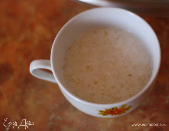 Желатин заливаем оставшимся молоком и оставляем на 10-15 минут.