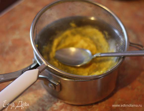 Молоко с тыквой протираем через сито. Желатин распускаем либо в СВЧ, либо на небольшом огне (до кипения не доводим).