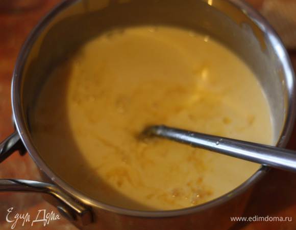 Смешиваем молочное пюре, сахар, сливки, распущенный желатин и ставим на огонь буквально на пару минут, чтобы разошелся сахар.