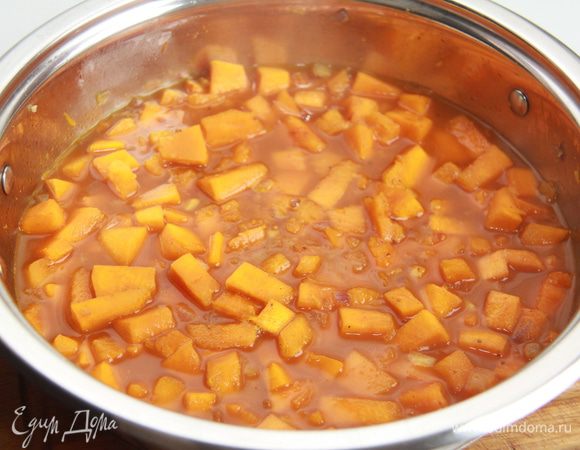 Налить бульон, чтобы покрыть тыкву, и довести до кипения. Варить 10 минут, затем снять с огня и дать немного остыть. 