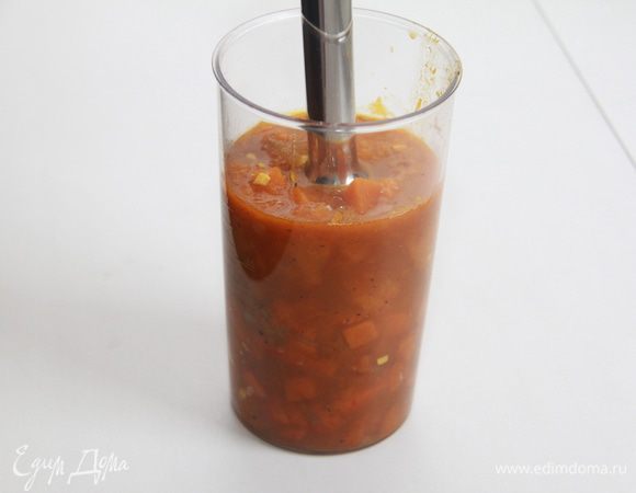 Пока масса еще горячая, пюрировать смесь в блендере до получения однородной массы. (Возможно, вам придется сделать это в двух партиях.) Вернуть пюре в кастрюлю и довести до кипения. 