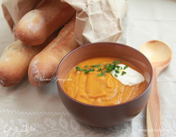 Попробуйте и отрегулируйте приправы. Разлить суп в теплые миски и добавить ложку йогурта. Подавать с большим количеством теплых лепешек (у меня домашние багеты).