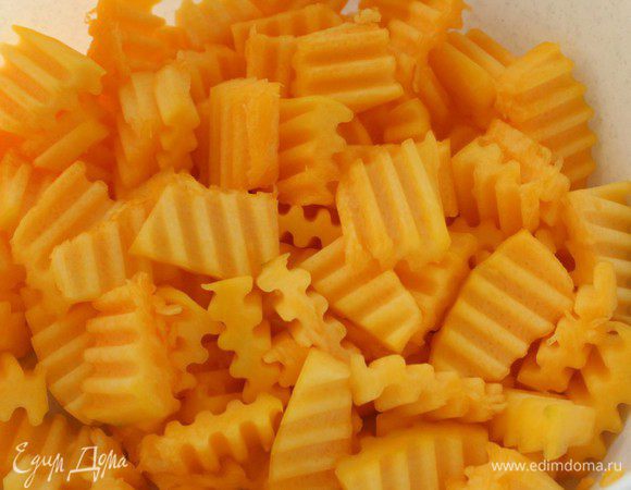Тыкву почистить и нарезать небольшими кусочками - кубиками либо брусочками. Я сделала фигурные кусочки при помощи шинковки.