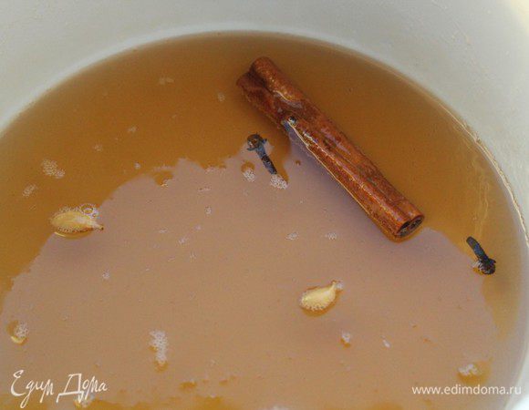 Сварить сироп, добавить пряности и прокипятить 5 минут. 
