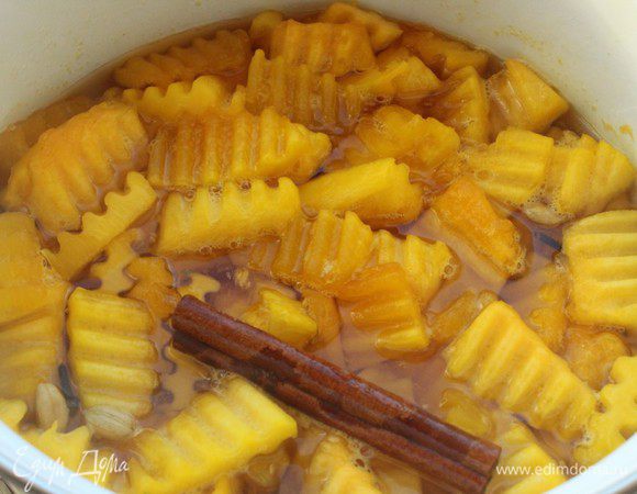 Затем добавить кусочки тыквы, довести до кипения и варить на слабом огне 5-7 минут. Полностью остудить. Повторить процедуру 3 раза. Кусочки тыквы должны стать почти прозрачными. Сироп слить.
