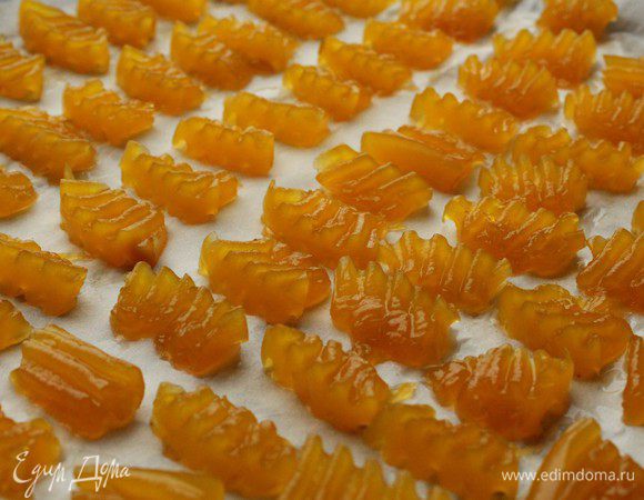 Выложить тыкву на лист пергамента и подсушить в духовке в течение 2-3 часов. Дверку духовки держать приоткрытой. Готовые цукаты обсыпать сахарной пудрой, смешанной с корицей. Хранить в сухом месте.