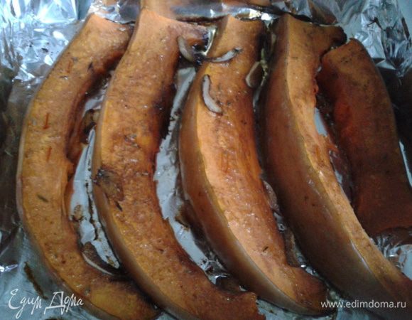 Делаем маринад для тыквы. Смешиваем оливковое масло, винный уксус, кориандр, соль, перец. Режем тыкву на дольки, поливаем ее маринадом, добавляем чеснок. Ставим запекаться на час в духовку, при 180 С.