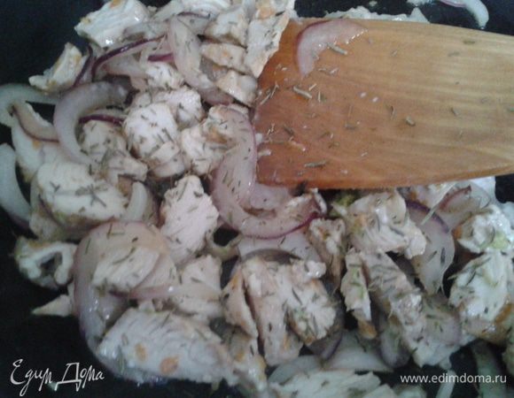 Филе индейки режем кубиками, солим, добавляем тимьян, перчим. Лук режем полукольцами. Обжариваем филе и лук на подсолнечном масле 15 мин