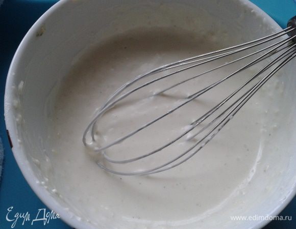 50 г дор блю измельчаем ножом или на терке, добавляем сметану, 1 ст.л. оливкового масла, соль, перец. Взбиваем венчиком до появления однородной массы. Взбиваем яйца, добавляем сырный соус, 3 ст.л. муки все тщательно перемешиваем.