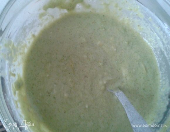 Брокколи взбиваем блендером, добавляем в полученное пюре половину яично-сырной смеси. 