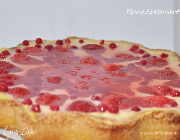 Крем: Желтки взбить с пудрой. Муку обжарить на сухой сковороде и добавить вместе с крахмалом в желтковую массу. Взбить. Влить горячее молоко, варить до загустения, помешивая. 