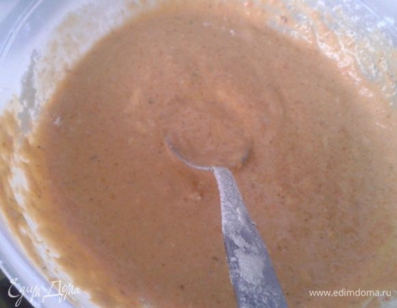 Запеченную тыкву режем кубиками, взбиваем блендером. В тыквенное пюре добавляем вторую половину смеси, измельченные греческие орехи, оставшийся дор блю (нарезанный кубиками), мускатный орех.