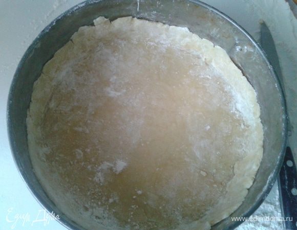 Достать тесто из холодильника, раскатать, уложить в разъемную форму, сформировать бортики. Тесто несколько раз проколоть вилкой, и поставить в духовку на 10 мин при 180 С. 