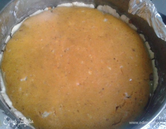 На подсушенную основу выкладываем нижним слоем смесь с брокколи, вторым слоем индейку, а третьим смесь из тыквы. Выпекаем в духовке 50 мин при 180 С