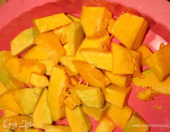 Тыкву очистить, нарезать небольшими кусочками. Отправить в разогретую духовку и запекать до мягкости. Готовую тыкву растереть в пюре и оставить остывать