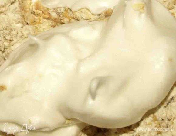  В охлажденные белки добавить лимонный сок и взбить до мягкий пиков.  Соединить тесто и взбитые белки (постепенно). Аккуратно перемешивая

Творог растереть с 50 гр сахара и 2 ст. ложками сливок. Цукаты нарезать мелко и соединить с творогом