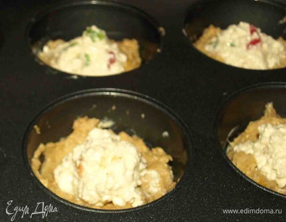 Формочки смазываем сливочным маслом. На дно кладем немного теста и сверху немного творога и закрываем сверху тестом. 