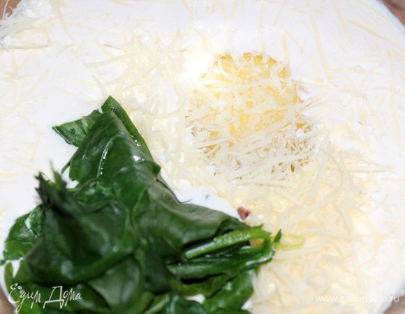 Сливки взбить с яйцом, тертым пармезаном и отваренным в течение нескольких минут на пару шпинатом.