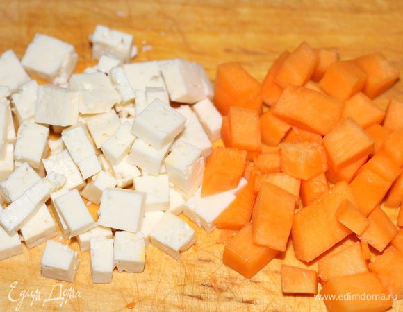 Фету и тыкву порезать небольшими кубиками.