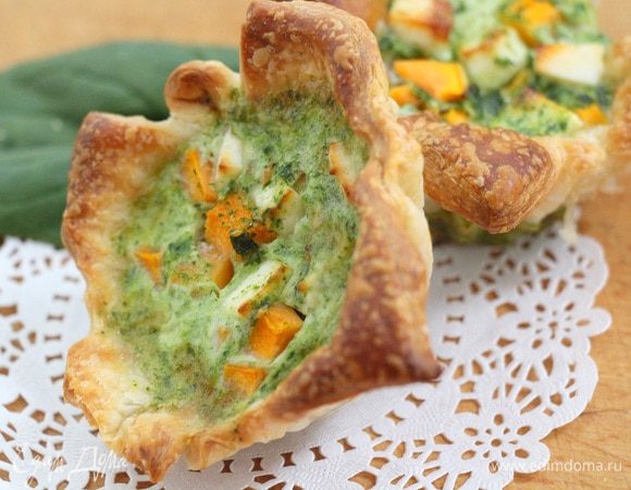 Отправляем в разогретую до 180 градусов духовку на 17 - 20 минут. Заливка должна немного подняться шапочкой.